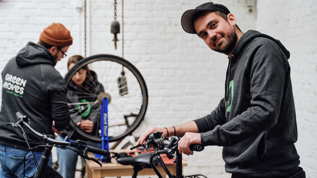 Green Moves Fahrradwerkstatt führt eine Inspektion durch